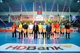 Ban Tổ chức trao tặng cờ lưu niệm cho đại diện của 9 đội bóng tham dự vòng chung kết.