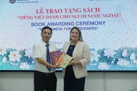 Trao tặng bộ sách “Tiếng Việt dành cho người nước ngoài” cho Đại sứ quán Hoa Kỳ