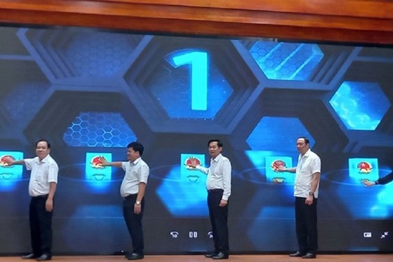 Lãnh đạo tỉnh Kiên Giang thực hiện nghi thức vận hành Cổng thông tin hỗ trợ doanh nghiệp tỉnh Kiên Giang. 