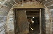 Kẻ trộm mộ xui nhất lịch sử: Nằm bên châu báu suốt nghìn năm