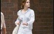 Street style Emma Watson đơn giản với toàn đồ trung tính rất đáng học hỏi