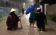 Mưa lớn trong đêm khiến nhiều tuyến đường ở Nghệ An ngập sâu