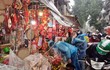 Người dân đội mưa mua sắm nhộn nhịp ở “thủ phủ” vàng mã Hà Nội