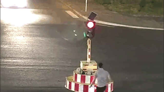 Video: Chờ đèn đỏ quá lâu, nam tài xế phá luôn cột đèn giao thông 