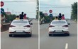Tài xế cho trẻ em ngồi nóc ô tô “hóng gió”, netizen bất an