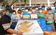 40 em nhỏ mồ côi vui mừng đón chiếc bánh Trung Thu “siêu to khổng lồ“