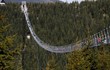 Du khách phấn khích trải nghiệm cây cầu treo dài nhất thế giới
