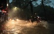 Mưa lớn bất ngờ gây ngập nhiều tuyến đường tại Hà Nội