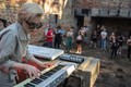 Thanh niên Ukraine tổ chức lễ hội âm nhạc ngay bên hố bom