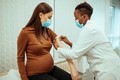 Lý do bác sĩ hàng đầu khuyên thai phụ tiêm vắc xin COVID-19 ngay