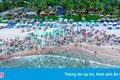 Hàng nghìn người tắm biển giải nhiệt giữa nắng nóng gay gắt