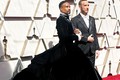 Tài tử 50 tuổi mặc váy sánh đôi cùng người tình tại Oscar 2019