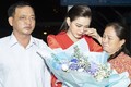 Đỗ Thị Hà bật khóc bên bố mẹ khi lên đường thi Miss World