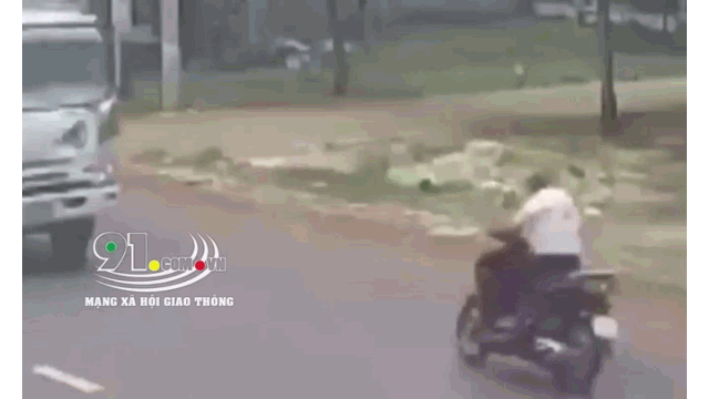 Video: Kinh hoàng cảnh xe tải vượt ẩu đâm trúng người đàn ông đi xe máy