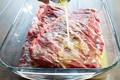 Thịt bò ướp với muối là sai, dùng thứ này thịt mới mềm ngon, không khô