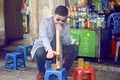 Quang Lê hút điếu cày, mua hàng rong trên phố cổ HN