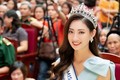 Hoa hậu Lương Thùy Linh được hàng ngàn người dân Cao Bằng vây kín