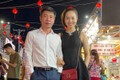 NSND Công Lý và vợ trẻ khám phá chợ đêm ở Phú Quốc