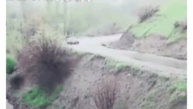 Video: Mất lái khi vào cua, ô tô phi xuống sông như phim hành động