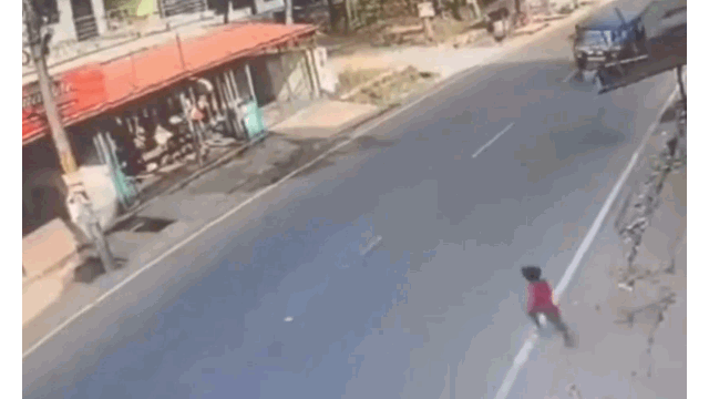 Video: Cậu bé bất ngờ lao vụt qua đường, thoát chết cực khó tin