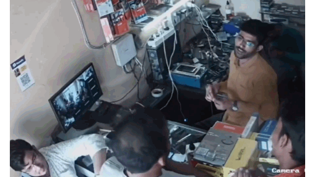 Video: Điện thoại iPhone bất ngờ phát nổ, chủ cửa hàng hoảng sợ bỏ chạy