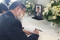 Chủ tịch VUSTA Phan Xuân Dũng viếng và viết sổ tang tưởng niệm ông Abe Shinzo