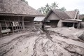 Hình ảnh như "ngày tận thế" khi núi lửa Semeru phun trào ở Indonesia