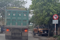 Hà Nội: Binh đoàn xe nghi quá tải chạy vào đường cấm, “cày nát” đê Nguyễn Khoái