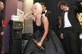Lady Gaga bật khóc nức nở, nắm chặt tượng vàng Oscar đầu tiên của sự nghiệp
