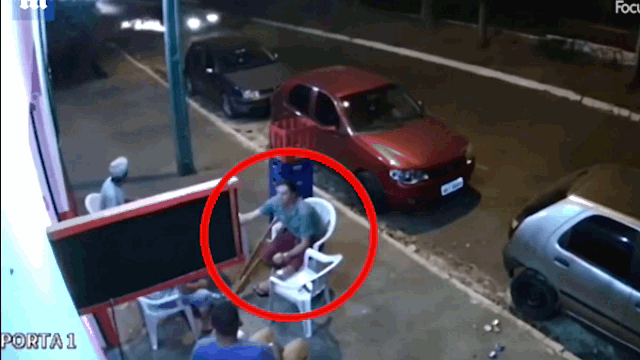 Video: Ngồi uống bia trên vỉa hè, người đàn ông bị lốp xe văng trúng
