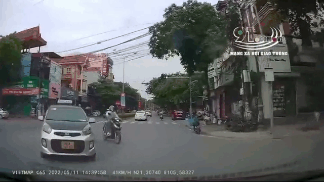 Video: Sang đường ẩu, người đàn ông đi xe máy bị ô tô tông bay