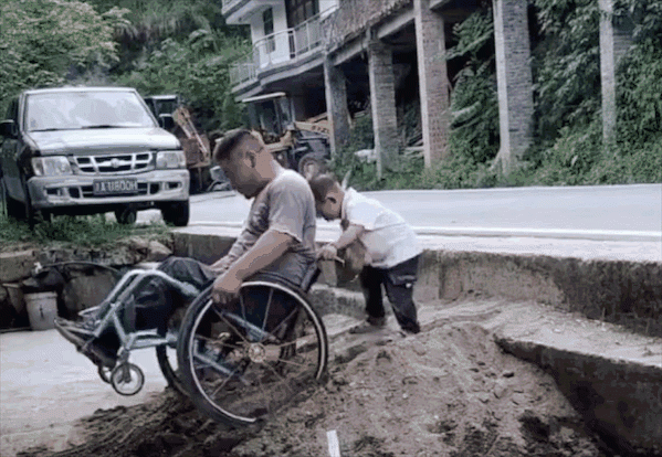 Con trai nhỏ giúp đẩy xe lăn, bố xúc động khi xem lại
