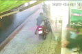 Video: Truy đuổi trộm xe, người đàn ông ngã sấp mặt trên đường