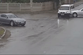 Video: Ô tô tông nhau kinh hoàng giữa ngã tư, tài xế văng khỏi xe