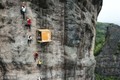 Video: Cửa hàng “bất tiện nhất thế giới” nằm trên vách đá cao 120m