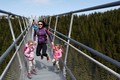 Video: Du khách phấn khích khi bước trên trên cây cầu treo dài nhất thế giới