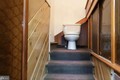 Video: Căn nhà kỳ quặc vì đặt nhà vệ sinh giữa cầu thang