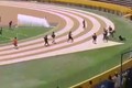 Video: Bị cổ động viên “rượt đánh tơi tả”, trọng tài chạy trốn quanh sân
