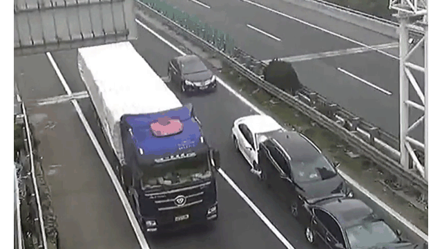 Video: 5 ô tô tông nhau liên hoàn trên cao tốc