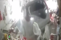 Video: Nhầm chân ga, tài xế lùi trúng 2 người trong cửa hàng tạp hóa
