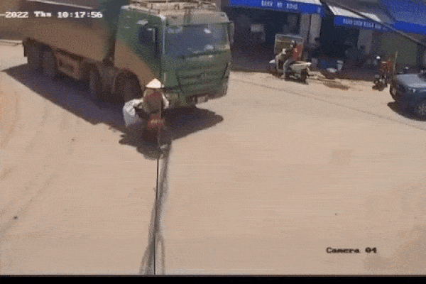 Video: Bị cuốn vào gầm xe tải, người phụ nữ thoát nạn khó tin