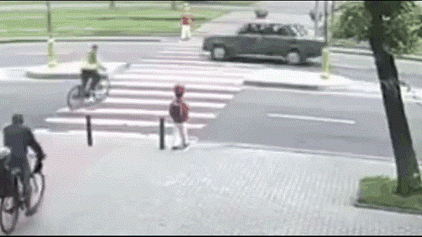 Video: Đang đạp xe sang đường, bé gái bị xe cấp cứu tông trúng