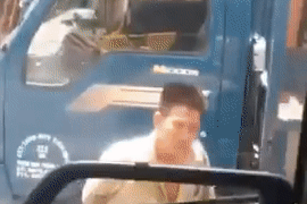 Nhóm người cầm hung khí đập nát kính xe tải, đe dọa tài xế