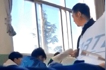 Thầy giáo Trung Quốc túm tóc, đánh học sinh ngủ gật