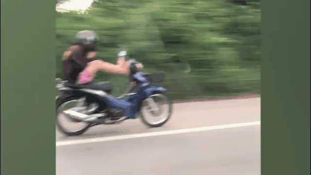 Video: Dùng chân lái xe máy, nam thanh niên lao vun vút trên đường