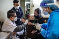 Cận cảnh tiêm vắc-xin tại nhà cho người già yếu ở Hà Nội