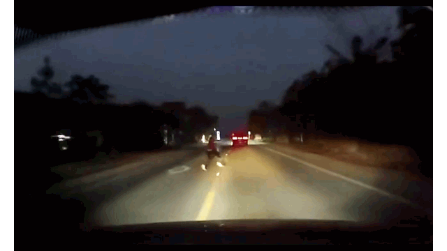 Video: Liều lĩnh cắt đầu ô tô để sang đường, người phụ nữ suýt mất mạng