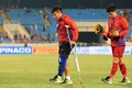 Xúc động hình ảnh cầu thủ U23 Việt Nam chống nạng nhận HCV
