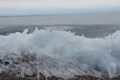 Hiện tượng lạ: Con sóng bỗng đóng băng, vỡ loảng xoảng như kính