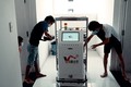 Dùng robot thay người chăm sóc bệnh nhân COVID-19 cách ly